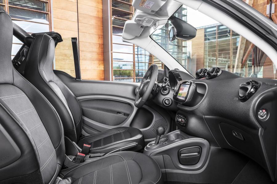 Интерьер Smart ForTwo Prime Cabrio 2016 года  (фото 25 из 33)